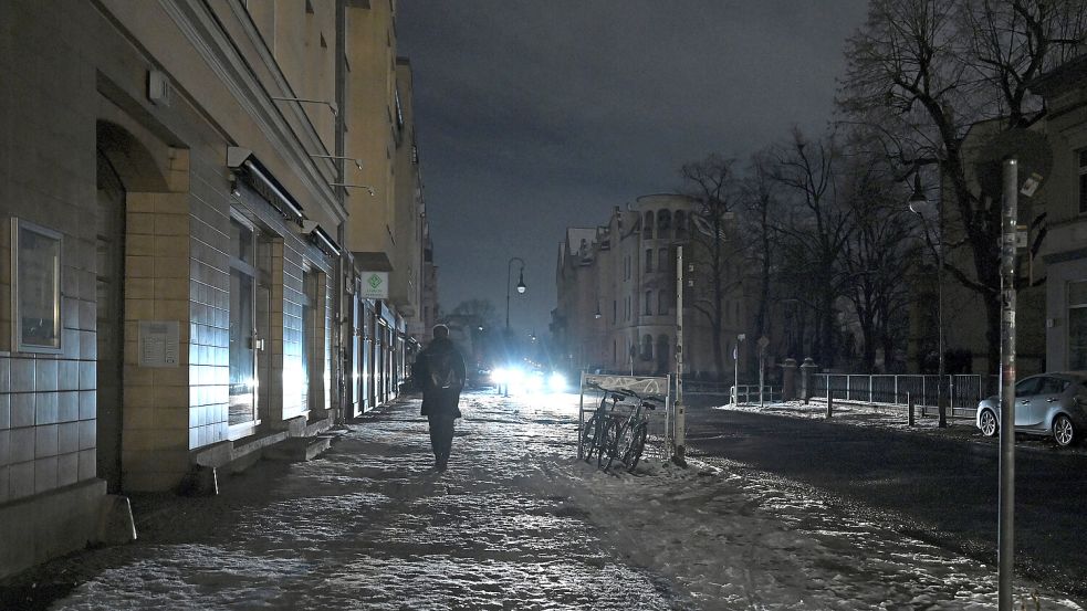 Stromausfall mitten im Berliner Winter: Etliche Haushalte im Südwesten der Stadt waren tagelang ohne Elektrizität und Heizung. Foto: dpa/Elisa Schu