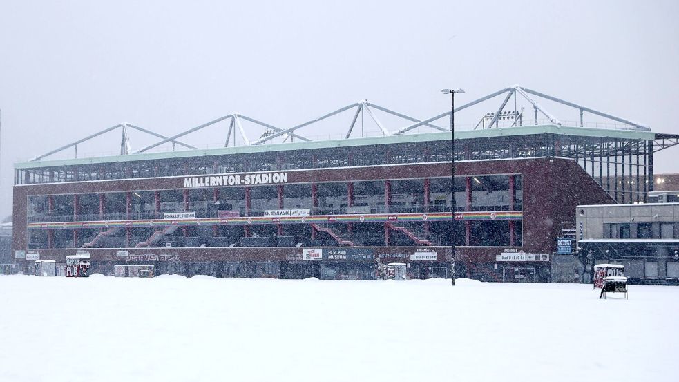 Ob hier am Samstag gespielt werden kann? Das Millerntorstadion des FC St. Pauli Foto: Christian Charisius