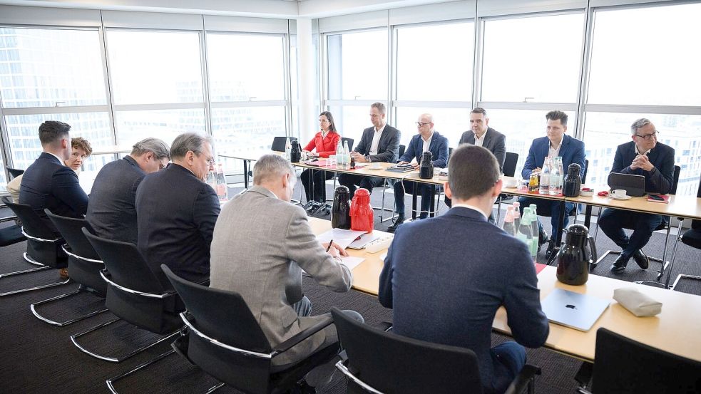 Die erste Tarifrunde zwischen Bahn und Lokführergewerkschaft GDL ist ohne Ergebnis geblieben. Foto: Bernd von Jutrczenka/dpa