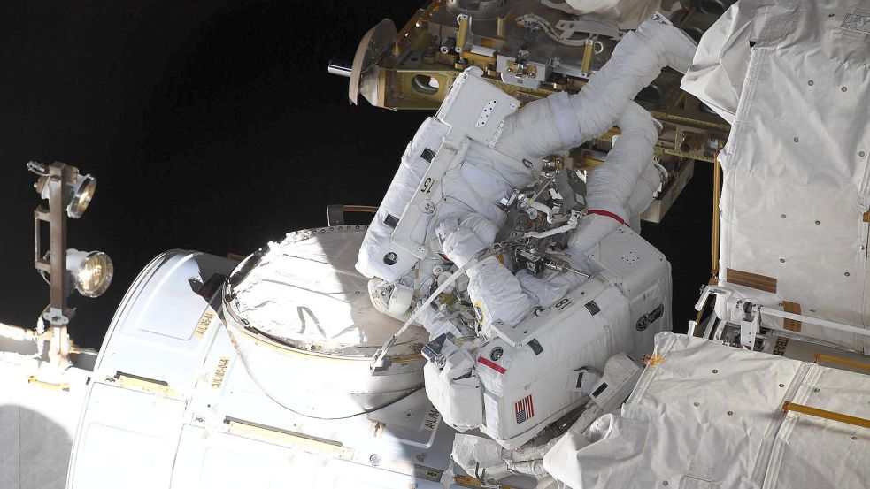Matthias Maurer (oben), deutscher ESA-Astronaut, und Raja Chari, US-amerikanischer NASA-Astronaut, arbeiteten 2022 während eines Außeneinsatzes an der Raumstation ISS. (Symbolbild) Foto: NASA/ESA/dpa