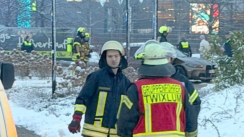 Die Freiwillige Feuerwehr Larrelt/Twixlum war beim Feuer in der Lagerhalle von „Käsefrans“ in Emden im Einsatz. Foto: Feuerwehr