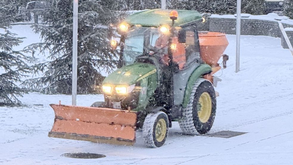Die Mitarbeiter des Auricher Betriebshofes sind derzeit ebenfalls im Dauereinsatz. Foto: Cordes/Stadt Aurich
