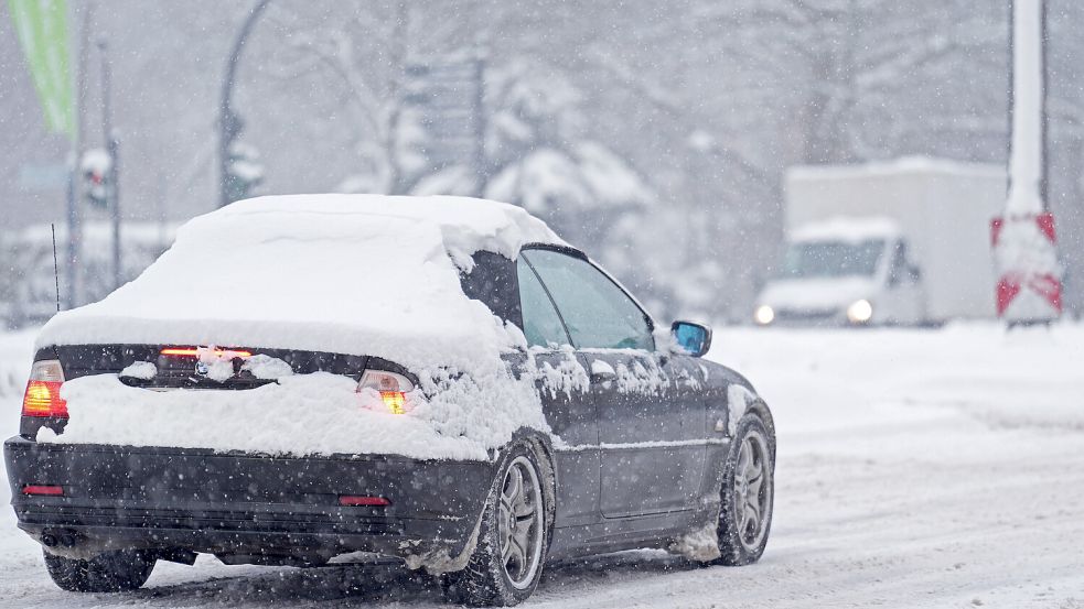 Wer am Freitag mit dem Auto oder dem Fahrrad zur Arbeit fährt, muss sich auf eine gefährliche Rutschpartie einstellen. Foto: dpa/Marcus Brandt