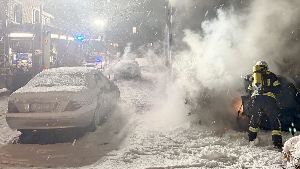 Feuerwehrleute löschten das brennende Auto in Aurich. Foto: Daniel Gerock/Feuerwehr Aurich