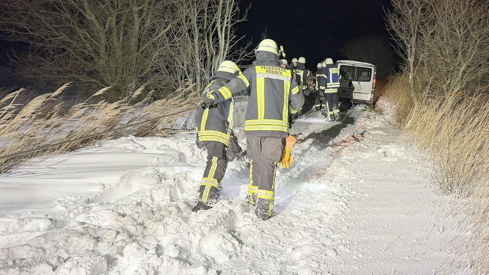 Der Weg zum festsitzenden Kleinbus war beschwerlich. Foto: Feuerwehr Norden/Thomas Weege