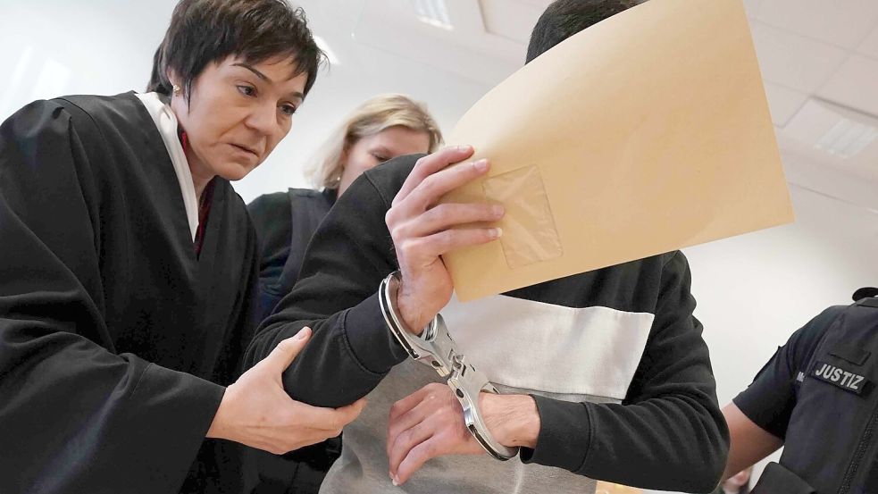 Die Anwältin Christiane C. Yüksel vertritt ihren Mandanten im Gerichtssaal. Foto: dpa | Marcus Brandt