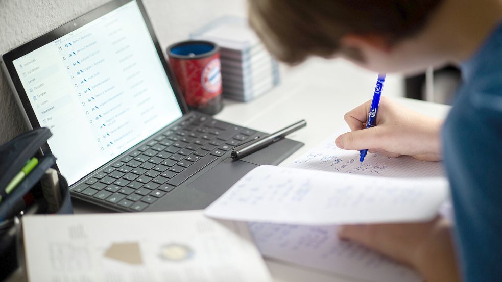 Die Corona-Pandemie lässt grüßen: Die Berufsbildenden Schulen in Aurich wechseln Donnerstag und Freitag ins Distanzlernen. Foto: DPA