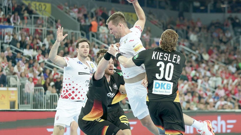 Kapitän Johannes Golla und Tom Kiesler bildeten einen starken Innenblock. Foto: Goran Stanzl