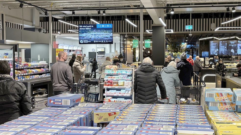 Die Supermärkte konnten die Nachfrage am Donnerstag bedienen. Bei Edeka Bruns mussten trotz erhöhter Nachfrage am Nachmittag nichtmal alle Kassen besetzt werden. Foto: Lasse Paulsen