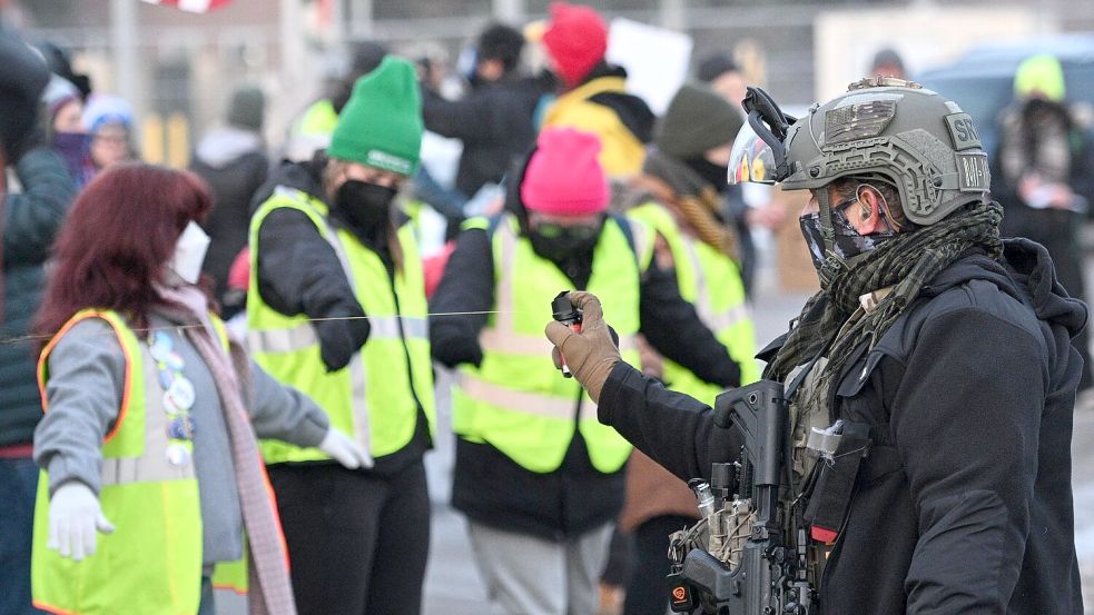 Protestierende stehen einen Tag nach dem Vorfall ICE-Beamten in Minneapolis gegenüber. Foto: Tom Baker/AP/dpa
