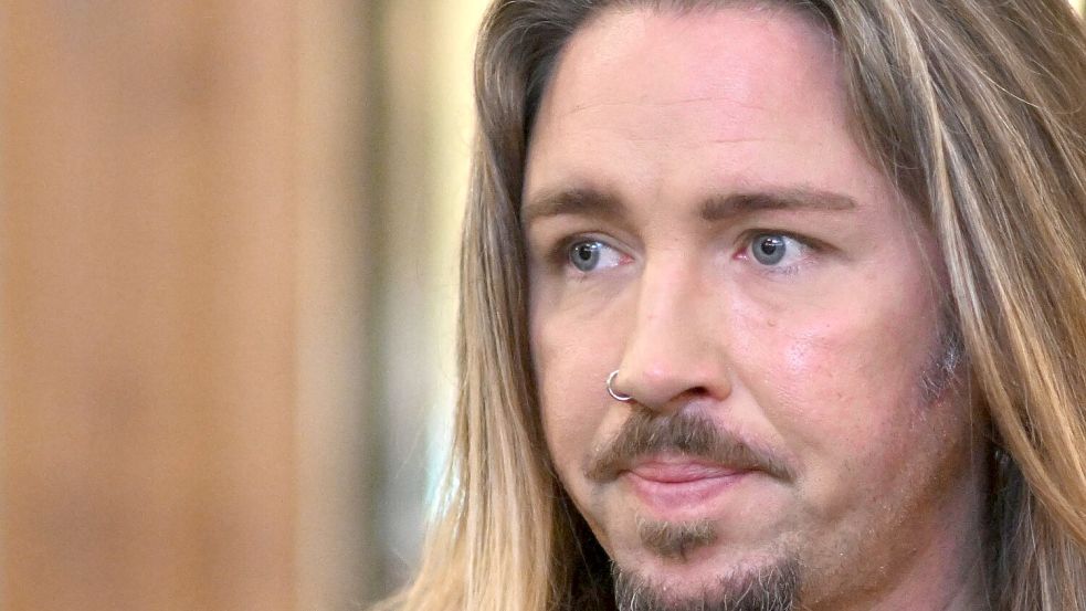 Gil Ofarim zog sich nach dem „Davidstern-Skandal“ aus der Öffentlichkeit zurück, jetzt ist er auf RTL zurück. (Archivbild) Foto: Hendrik Schmidt