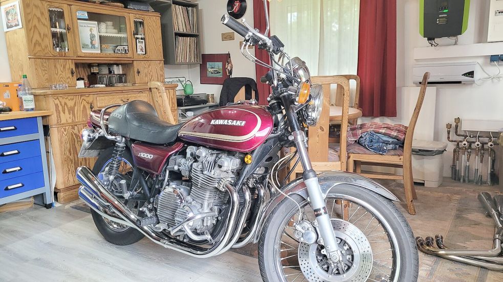 Trockener Parkplatz: Die Kawasaki steht in "Hollis moi Stuuw".