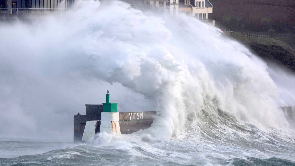 Mit Sturm „Goretti“ sind riesige Welle über die Küste von Nordwestfrankreich hereingebrochen. Foto: Fred Tanneau/AFP/dpa