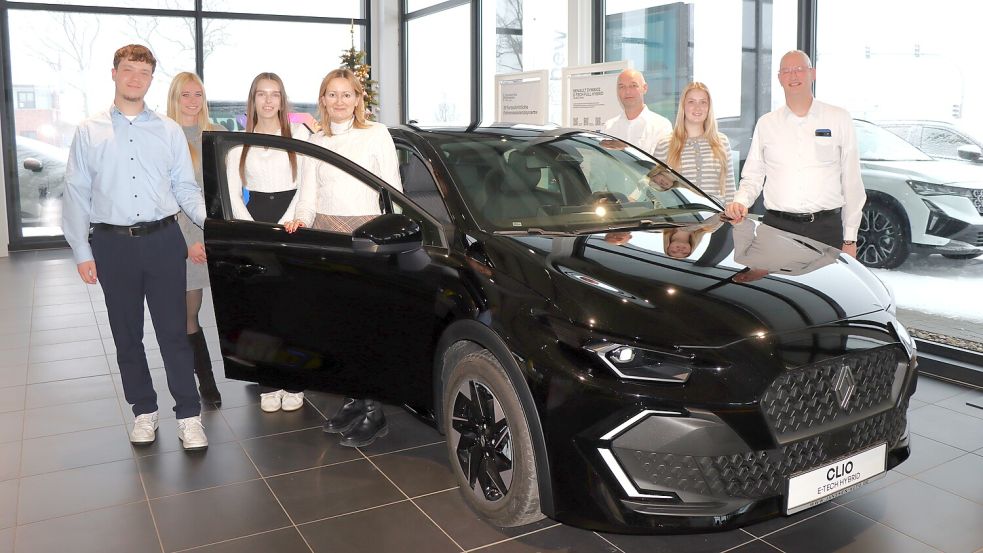 Das Renault-Team von Janssen Automobile in Aurich freut sich auf die Vorstellung des neuen Clio am 17. und 18. Januar. Foto: Axel Wittich