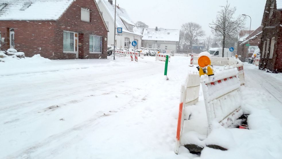 Eigentlich sollte auf diesem Abschnitt der Bahnhofstraße in Esens ab dem 5. Januar 2026 wieder gearbeitet werden. Jetzt aber verhindert das Winterwetter den Baufortschritt. Foto: Privat