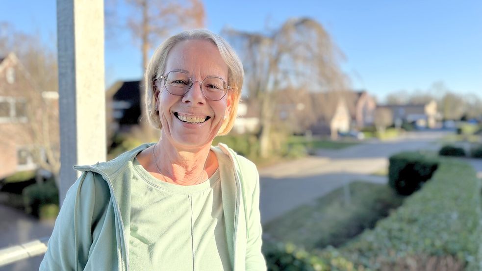 Gerlinde de Wall auf dem Balkon ihrer Neubauwohnung in Wiesmoor in der Kastanienstraße. Hier ist sie im Jahr 2021 eingezogen. Foto: Nicole Böning