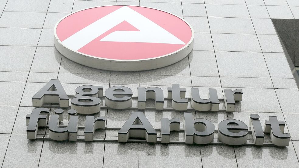 Das Logo der Bundesagentur für Arbeit an einer Fassade. Foto: Helge Toben/dpa
