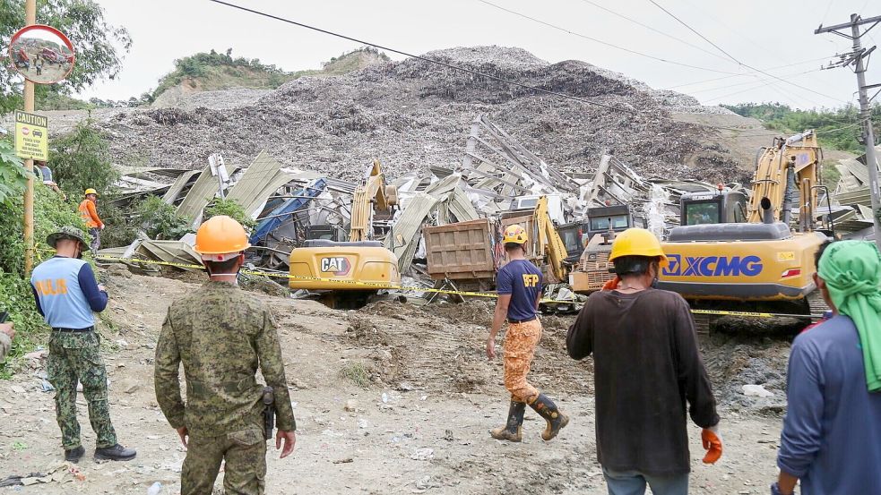 Rettungskräfte suchten auch in der Nacht weiter nach Vermissten. Foto: Jacqueline Hernandez/AP/dpa