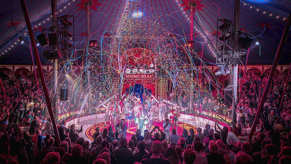 Fast jede Show ausverkauft: Roncalli zieht nach dem zehnten Gastspiel in Osnabrück eine positive Bilanz. Unser Bild zeigt das Finale der Weihnachtscircus-Galapremiere 2025. Foto: André Havergo