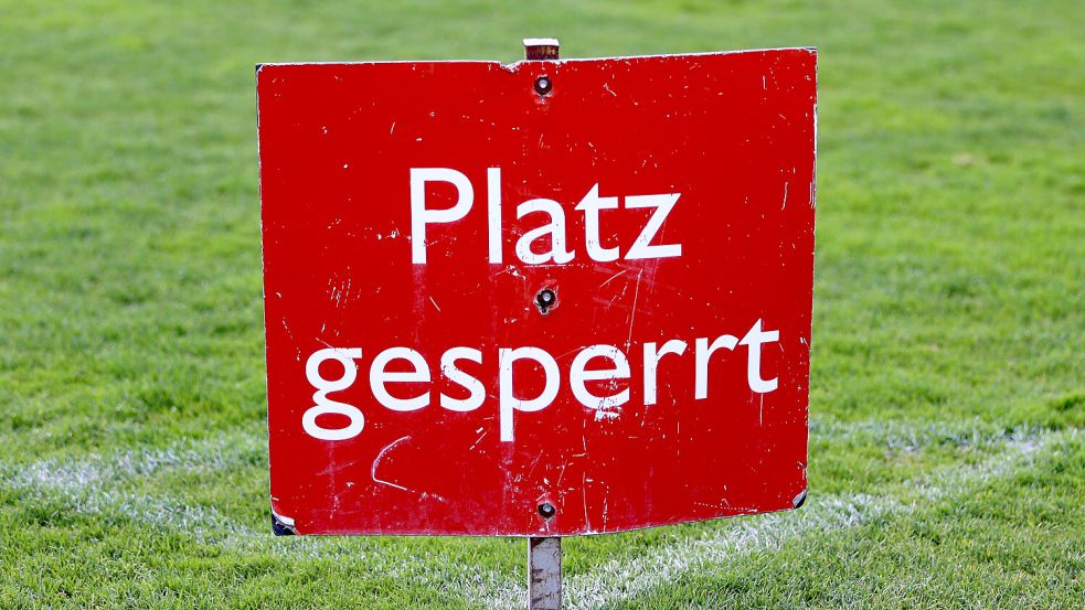 Nach einer Platzsperre des Rasenplatzes in Remels fiel das Spitzenspiel Anfang November aus. Die Partie war im Vorfeld vom Kunstrasen auf den B-Platz verlegt worden. Symbolbild: Imago