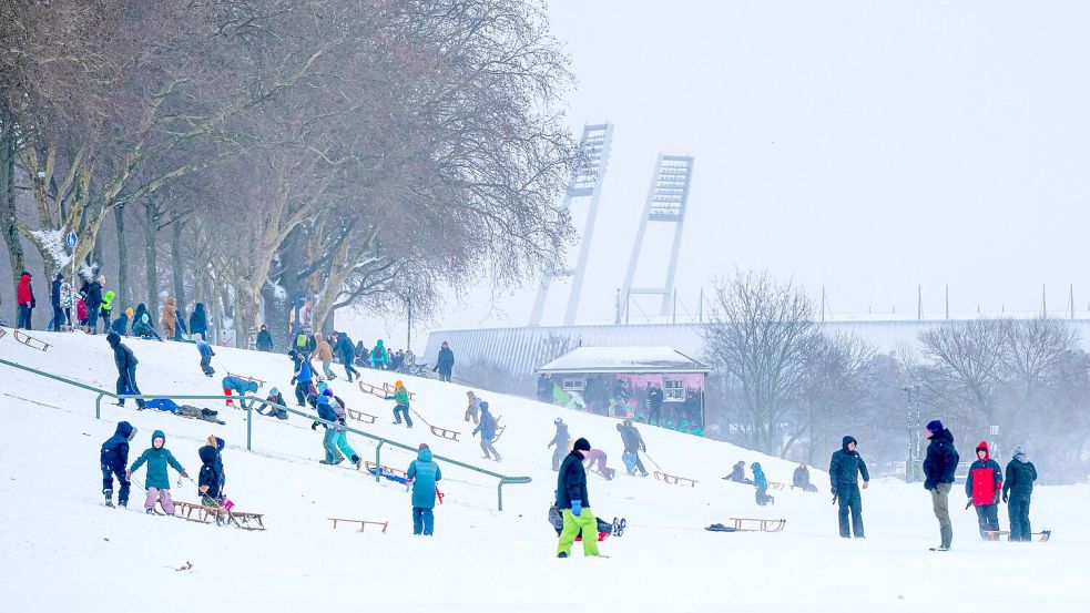 Schnee am Bremer Weserstadion. Das Bundesliga-Spiel zwischen Werder und Hoffenheim wurde abgesagt. Foto: Sina Schuldt