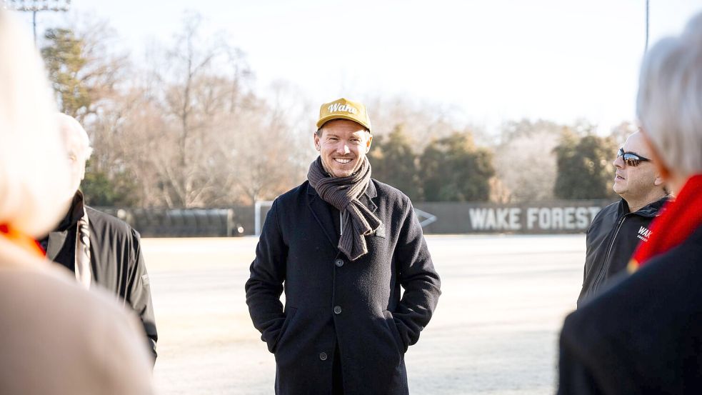 Bundestrainer Julian Nagelsmann auf dem Sportgelände der Universität. Foto: -/Wake Forest Athletics/DFB/dpa