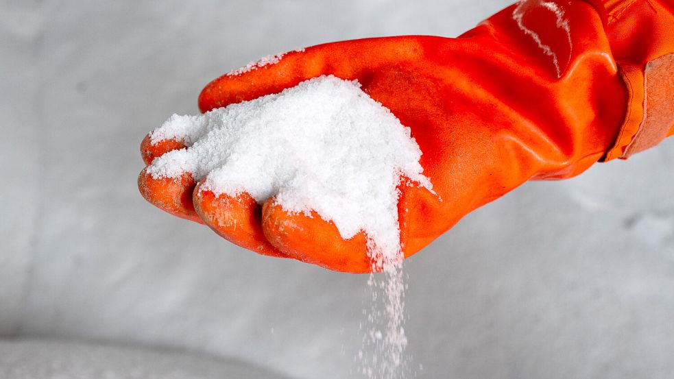 Streusalz ist in den meisten Kommunen verboten. Doch warum genau eigentlich? Foto: dpa/Christophe Gateau