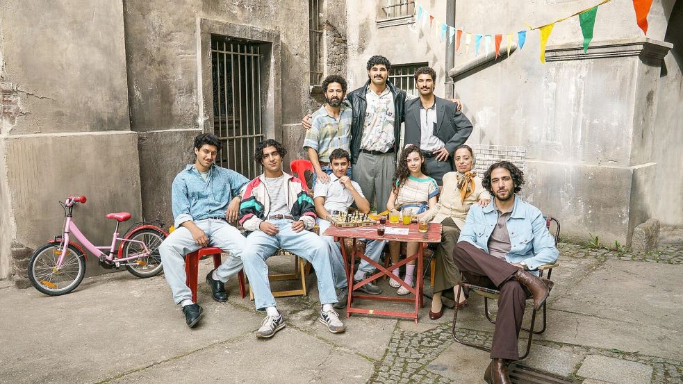 Die Serie „4 Blocks“ bekommt eine Vorgeschichte, die in den 1990ern spielen soll. (Handout) Foto: Julia Terjung/HBO Max/dpa