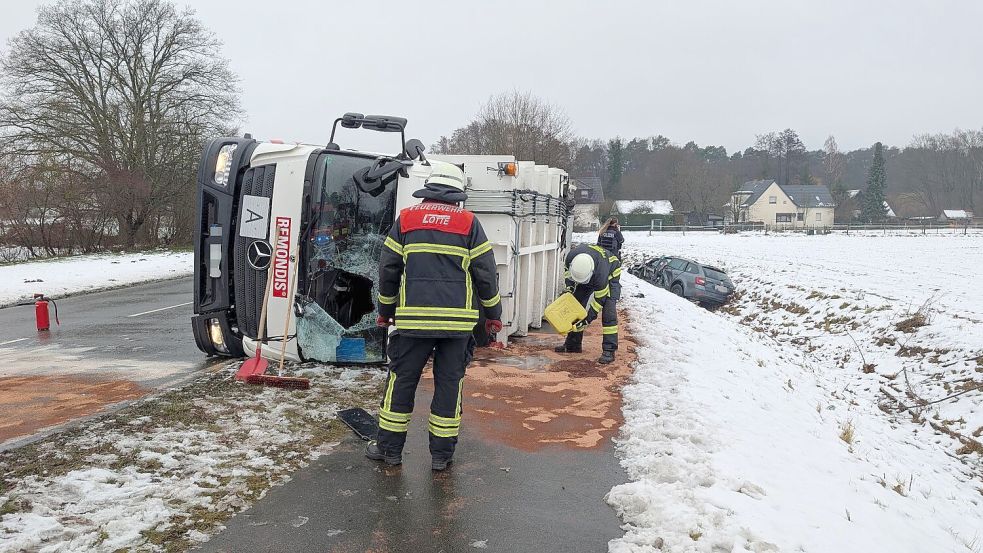 Auf der Wersener Straße sind ein Müllwagen und ein Auto zusammengestoßen. Foto: NWM-TV