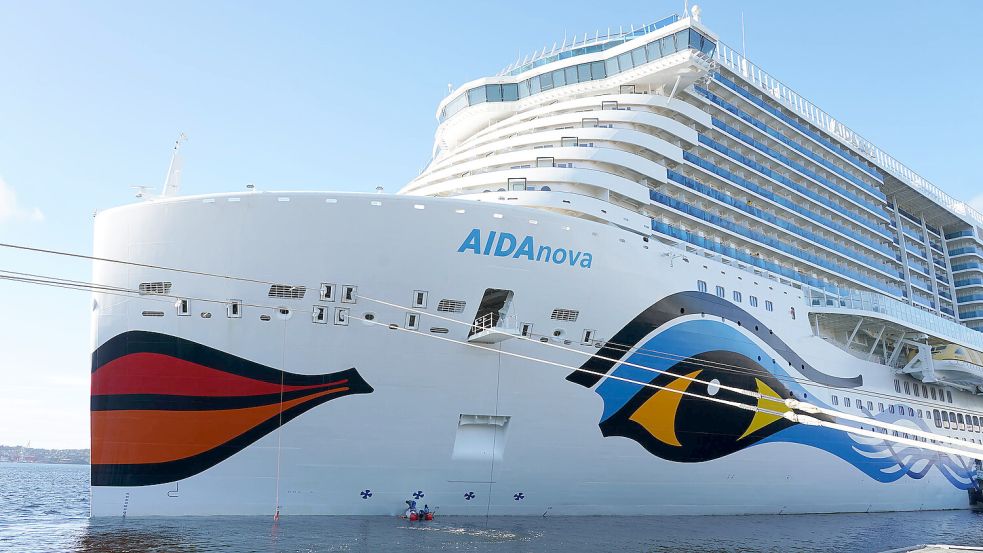 Die „Aidanova“ musste frühzeitig nach Hamburg zurückkehren. Der Grund: Sturmtief „Elli“. Foto: IMAGO/Marc Schüler