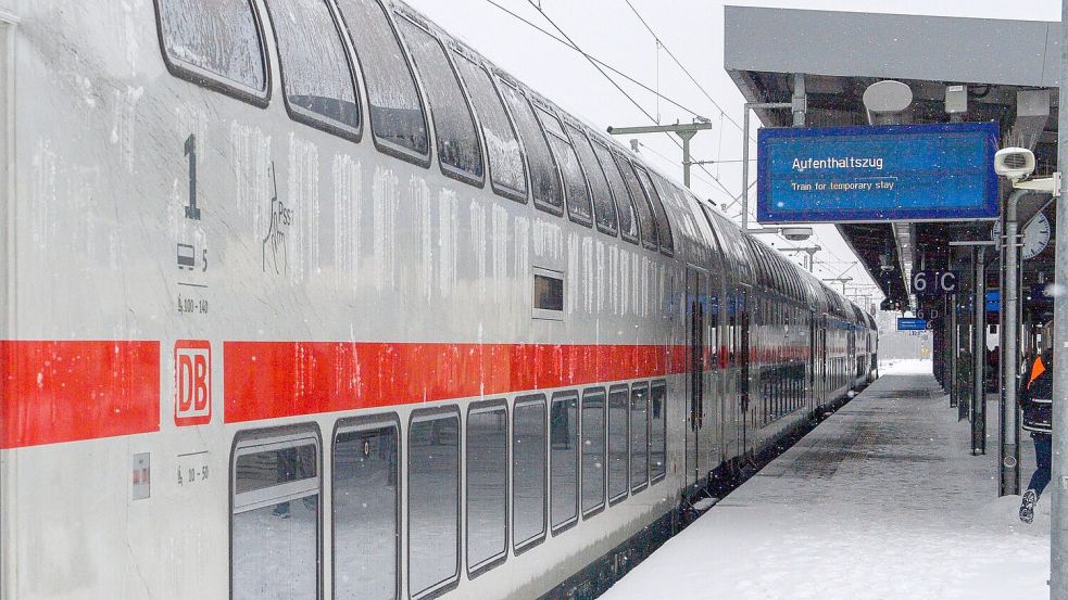 Unterschlupf für gestrandete Reisende: In einigen Bahnhöfen hat die Bahn Züge als Aufenthaltsmöglichkeit zur Verfügung gestellt. Foto: Klaus-Dietmar Gabbert