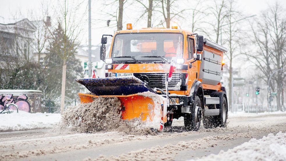 Die Winterdienste waren etwa in Niedersachsen im Dauereinsatz. Foto: Hauke-Christian Dittrich