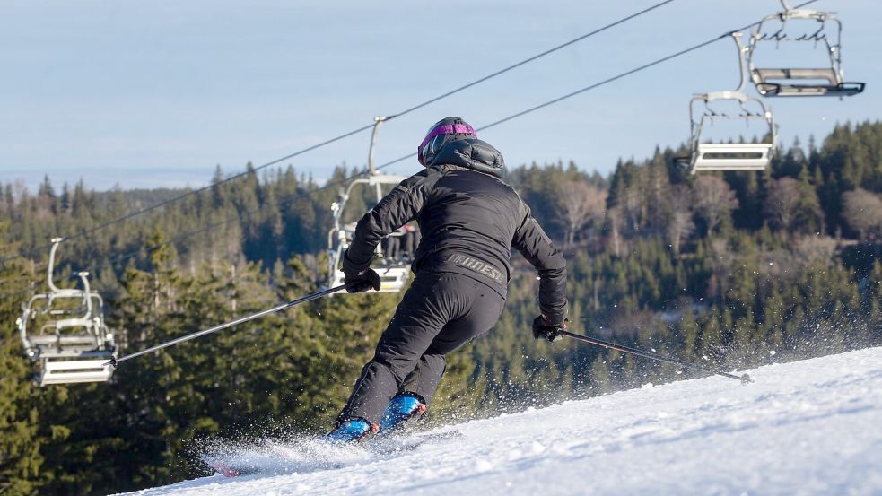 Skivergnügen in Thüringen - am Samstag sind dort wieder alle Skigebiete geöffnet. Foto: Michael Reichel