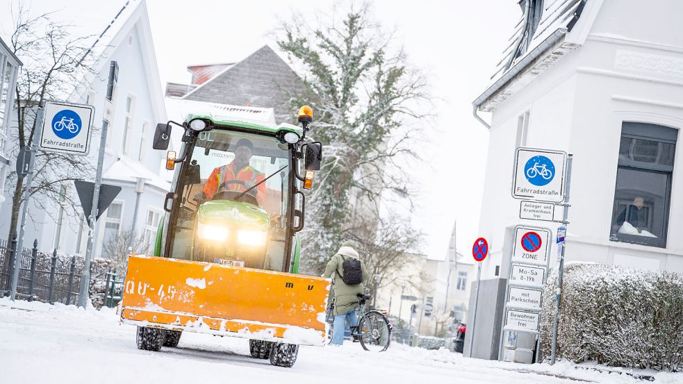 Die Räumdienste in Norddeutschland sind im Dauereinsatz. Foto: IMAGO/Henricus Lüschen