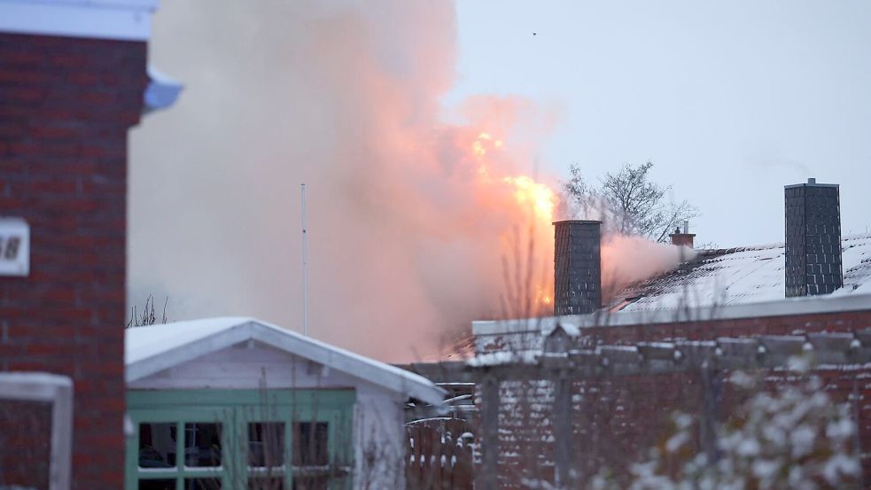 Die Feuerwehr ist mit zahlreichen Einsatzkräften in Emden in Einsatz. Foto: Jens Doden/Emden