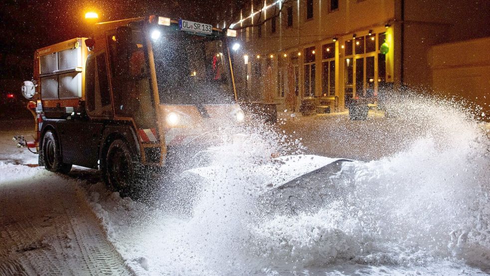 Der Winterdienst war auch noch am Freitagabend in Niedersachsen im Dauereinsatz. Foto: Hauke-Christian Dittrich