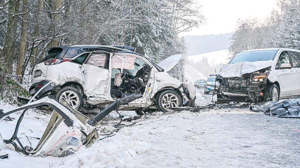 Bei einem Frontalzusammenstoß zweier Autos im bayerischen Landkreis Dingolfing-Landau sind zwei Menschen ums Leben gekommen. Foto: Jason Tschepljakow/dpa