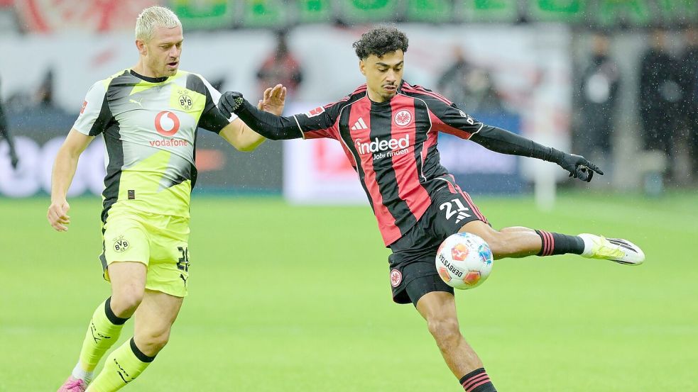 Frankfurts Brown und BVB-Profi Ryerson duellieren sich auf dem Flügel. Foto: Uwe Anspach