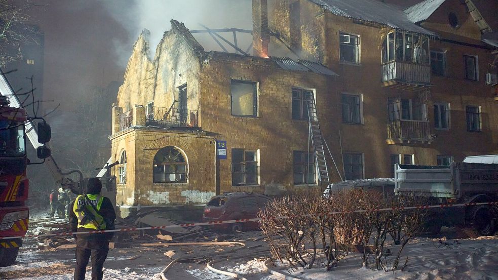 In der Hauptstadt Kiew werden immer wieder auch Wohnhäuser beschädigt. Foto: Efrem Lukatsky/AP/dpa