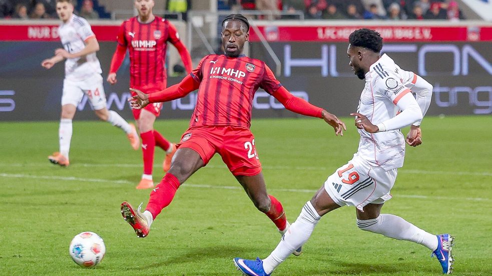 Kämpft mit Heidenheim um den Klassenerhalt in der Bundesliga: Omar Traoré, Ex-Profi des VfL Osnabrück (hier gegen den FC Bayern und Alphonso Davies). Foto: imago/kolbert-press