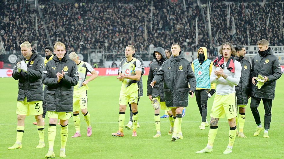 Waren nicht zufrieden mit dem 3:3: die Spieler von Borussia Dortmund. Foto: Uwe Anspach