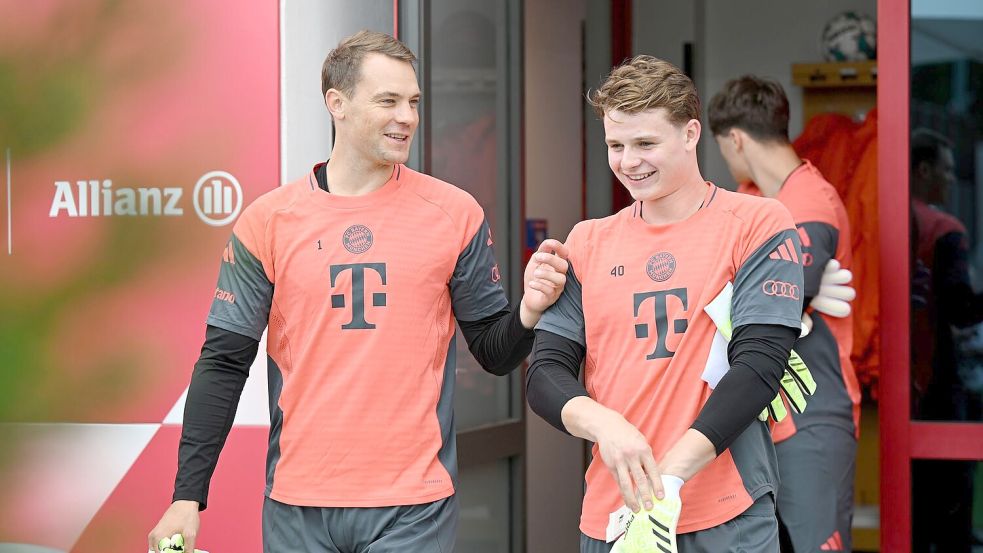 Optimale Torwart-Kombination: Manuel Neuer (l) und Jonas Urbig. (Archivbild) Foto: Harry Langer