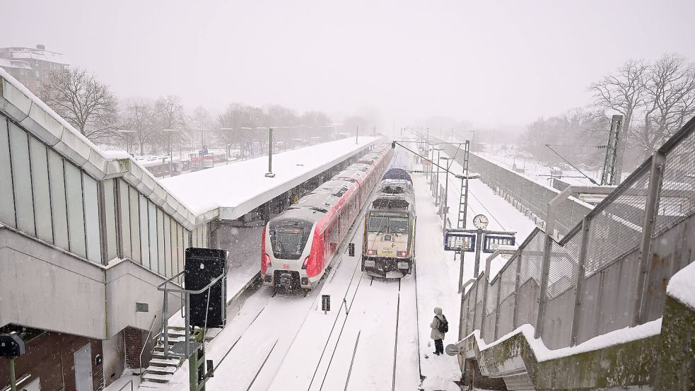 Der Zugverkehr im Norden bleibt auch am Samstag stark beeinträchtigt. Foto: IMAGO/Lobeca