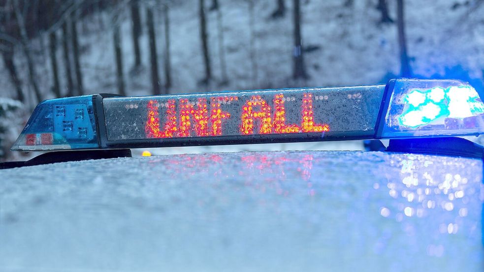 Ein Linienbus rutschte am Freitagabend auf spiegelglatter Fahrbahn an einer Haltestelle in Osnabrück-Atter gegen einen Baum. Foto: imago/Fotostand/Gelhot