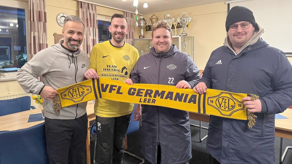 Manuel Suda (Zweiter von links) trägt künftig Gelb statt Grün: Der Angreifer wechselt von GW Firrel zu Germania Leer. Der Sportliche Leiter Erhan Colak (links), Trainer Jan-Niklas Eickels (Zweiter von rechts) und Torwarttrainer Nico Scholl (rechts) freuen sich über diesen Coup. Foto: Germania Leer
