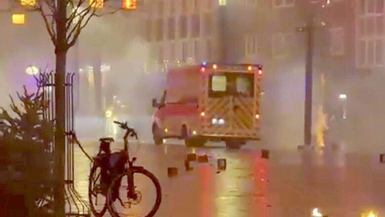 Ein Video von der Silvesternacht am Neuen Markt in Emden ist viral gegangen. Dort ist ein Rettungswagen zu sehen, der von einer Rakete getroffen wird. Foto: Screenshot aus Video von Bermal Dirks