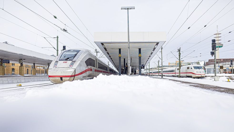Zwei ICE stehen im verschneiten Hauptbahnhof Hannover. Foto: Moritz Frankenberg