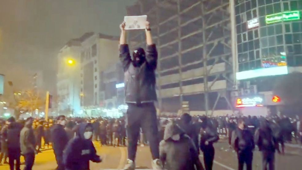Seit bald zwei Wochen gehen Menschen im Iran auf die Straße. Foto: Uncredited/UGC via AP/dpa