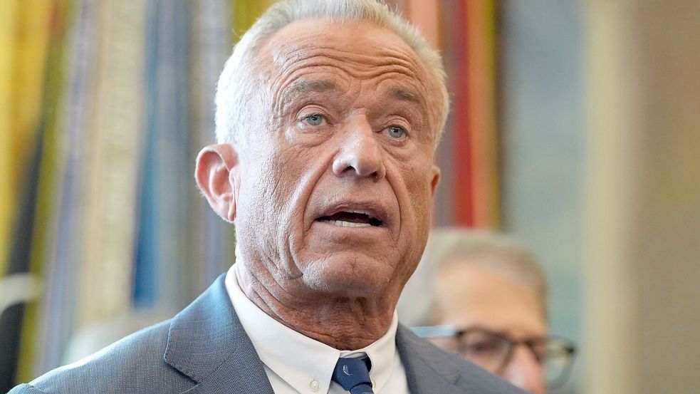 US-Gesundheitsminister Kennedy Jr. kritisiert die deutsche Regierung wegen Strafverfahren im Zusammenhang mit der Corona-Pandemie. (Archivbild) Foto: Evan Vucci/AP/dpa