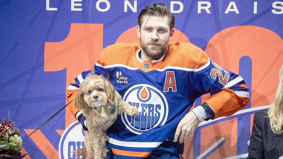 Leon Draisaitl mit seinem Hund Bowie. Foto: JASON FRANSON/The Canadian Press